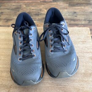 Brooks Dark Gray Sneakers with Breathable Mesh and Cushioned Midsole